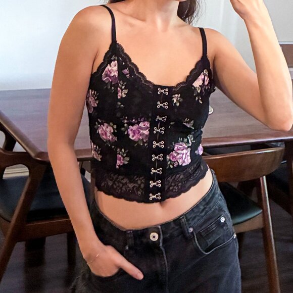 Lace Floral Crop Tank Top - Picture 4 of 5